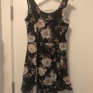 Flowery skater dress —- H&M